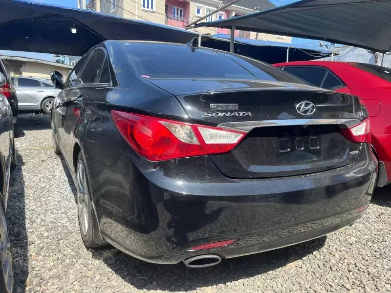 Hyundai Sonata   - 2011