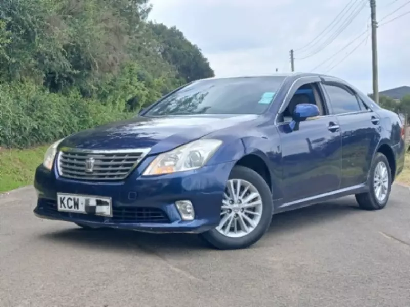 Toyota Crown Royal saloon    - 2012
