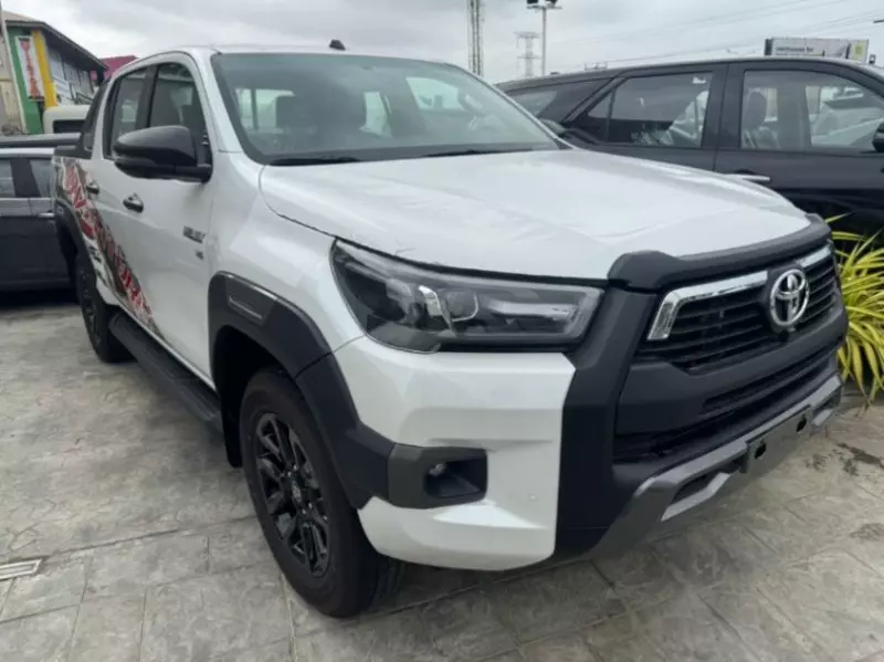 Toyota Hilux   - 2025