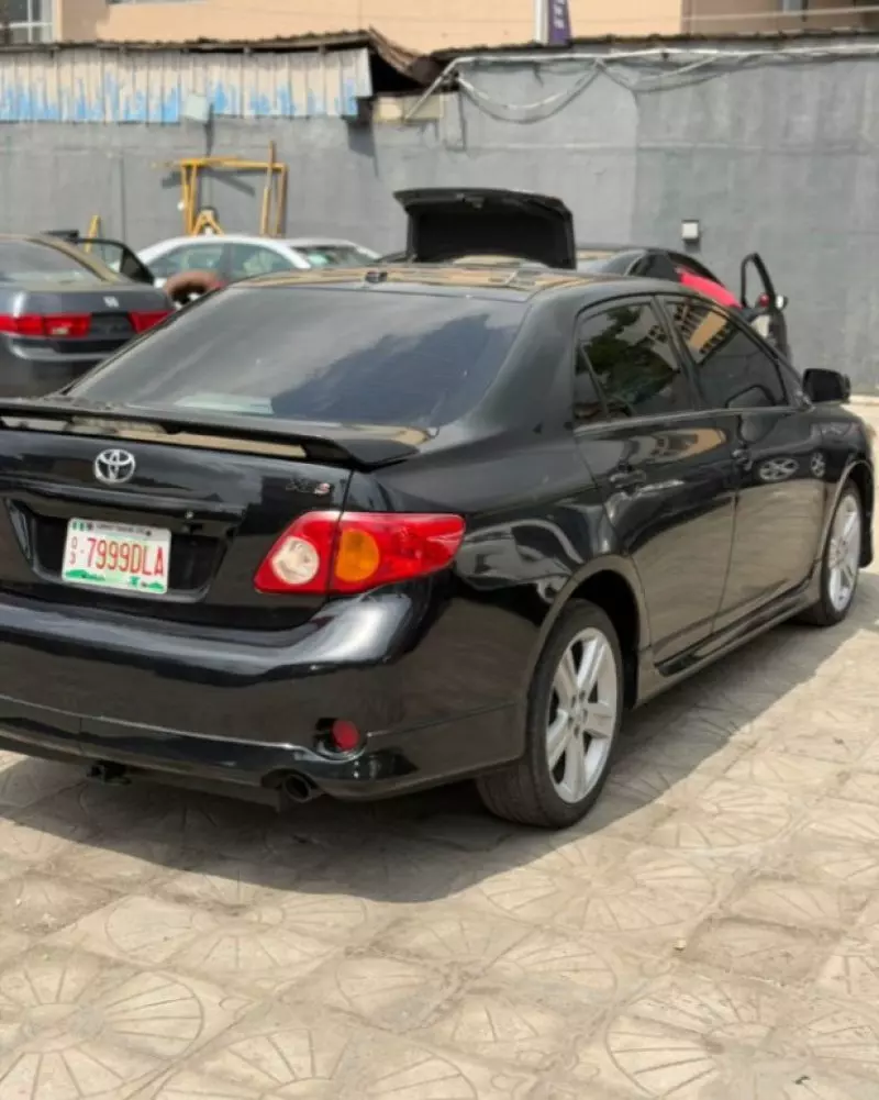 Toyota Corolla   - 2010