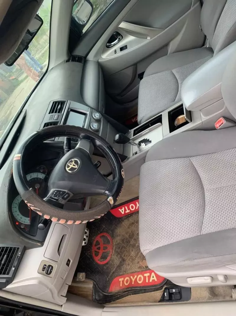 Toyota Camry   - 2010