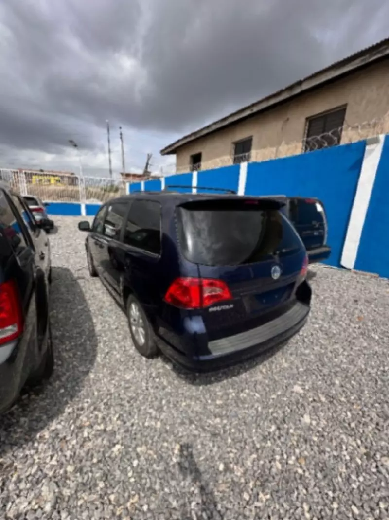 Volkswagen Routan   - 2012