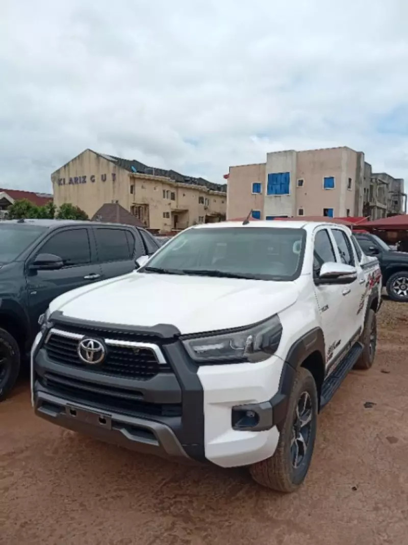 Toyota Hilux   - 2019