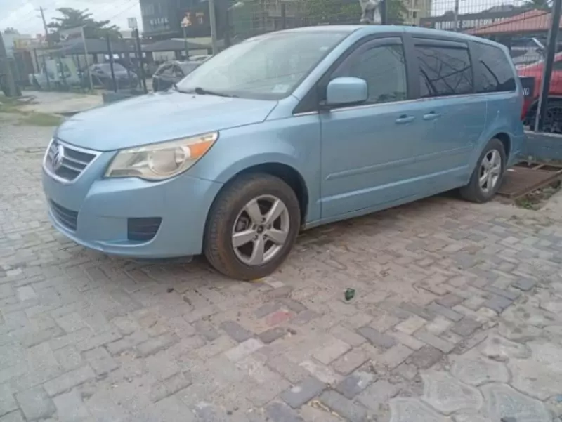 Volkswagen Routan   - 2010