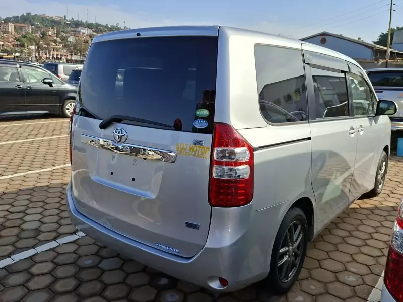 Toyota Noah   - 2013