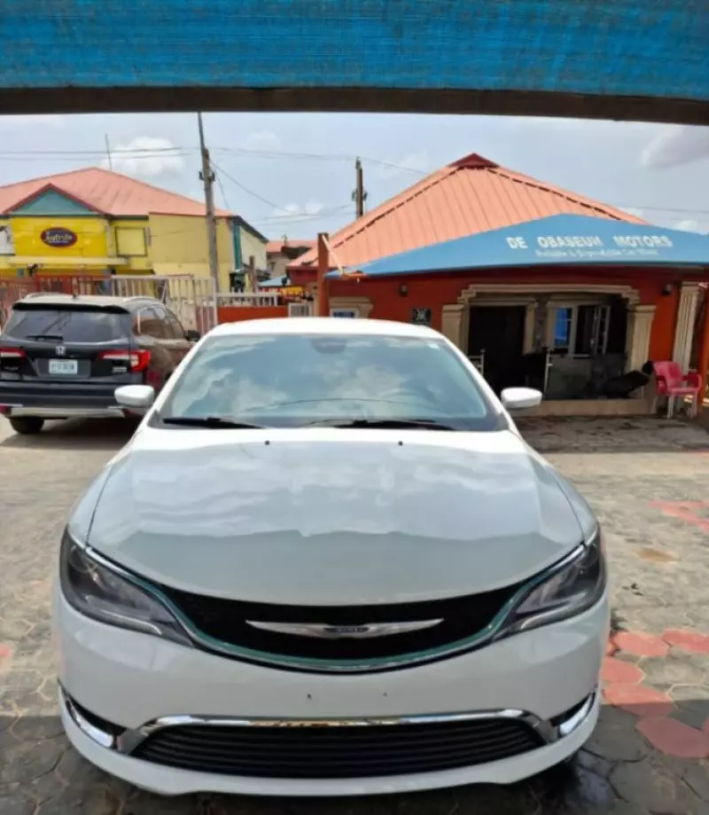 Chrysler 200   - 2015