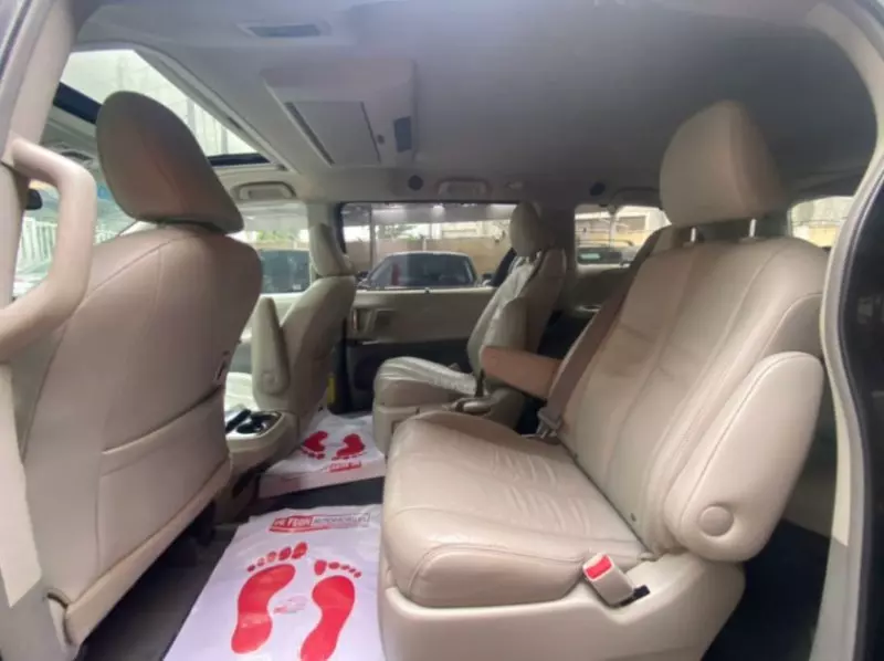 Toyota Sienna   - 2011