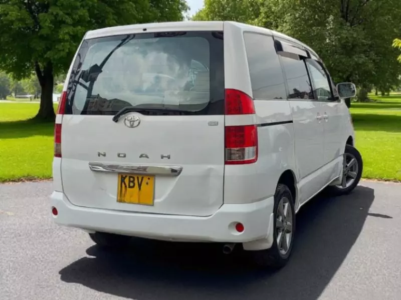 Toyota Noah   - 2006