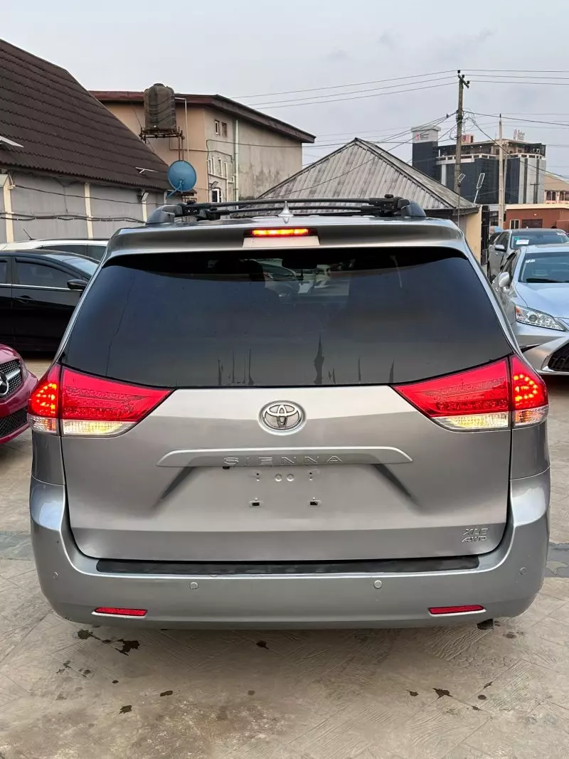 Toyota Sienna   - 2011