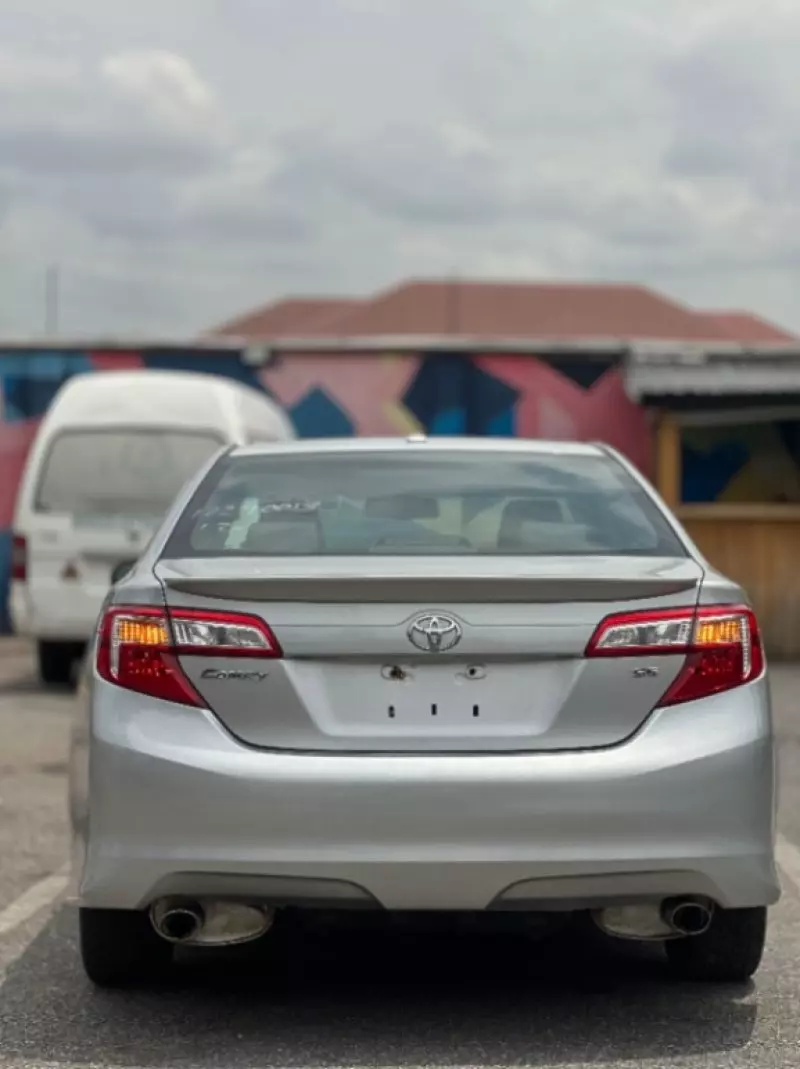 Toyota Camry   - 2012