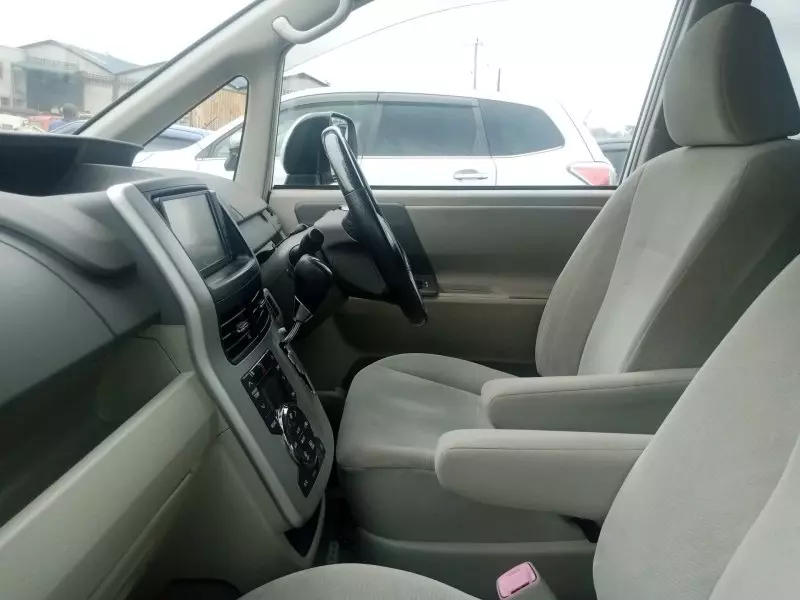 Toyota Noah   - 2010