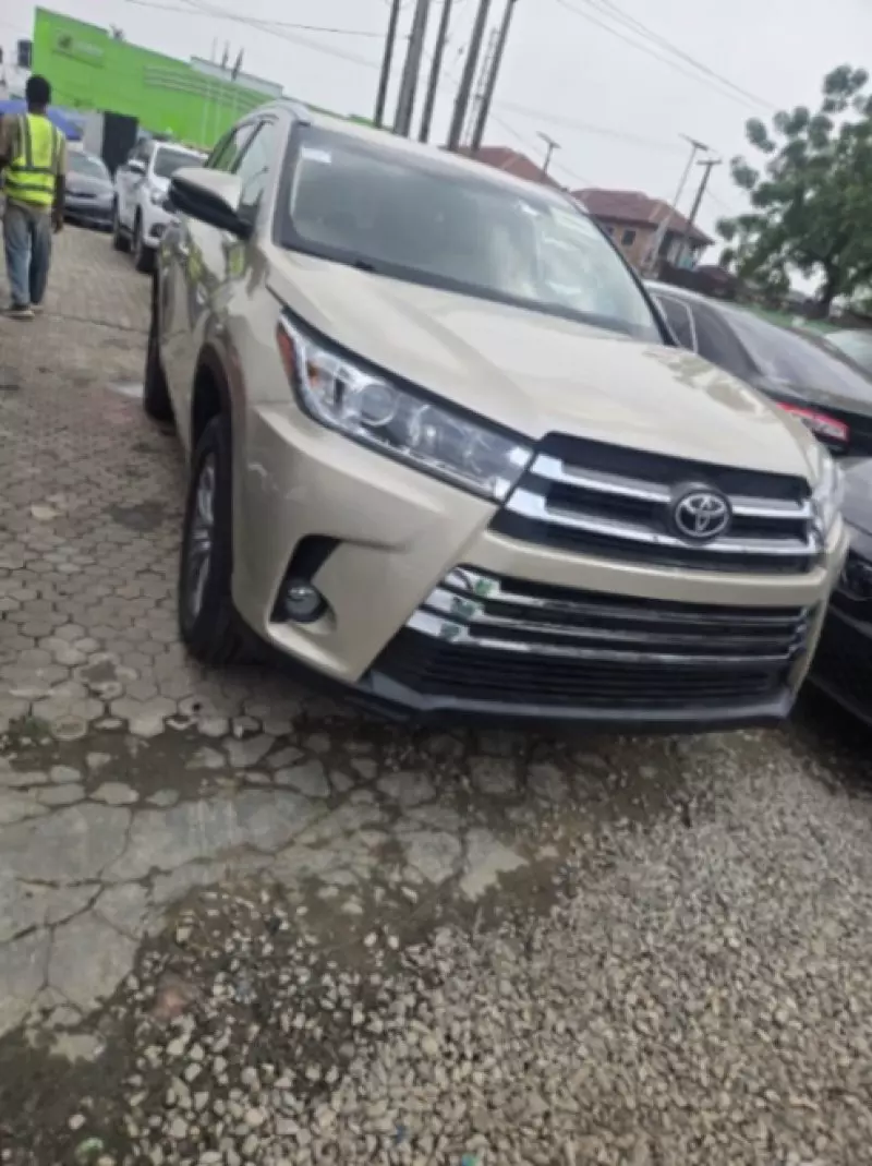 Toyota Highlander   - 2014