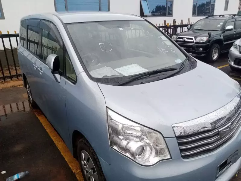 Toyota Noah   - 2012