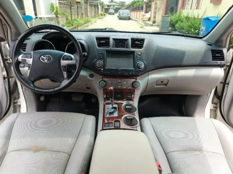 Toyota Highlander   - 2012