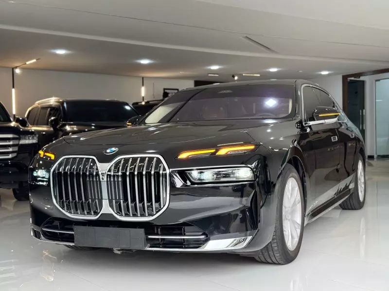 BMW 735   - 2025