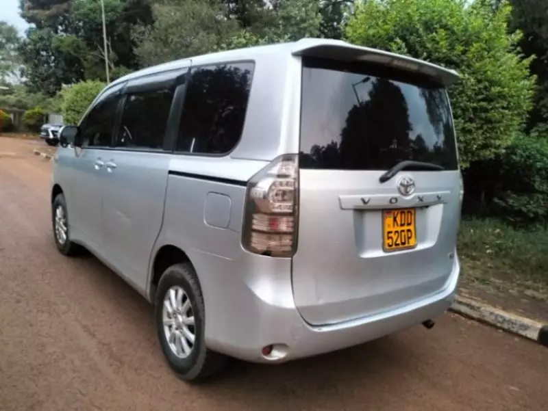 Toyota Voxy    - 2014