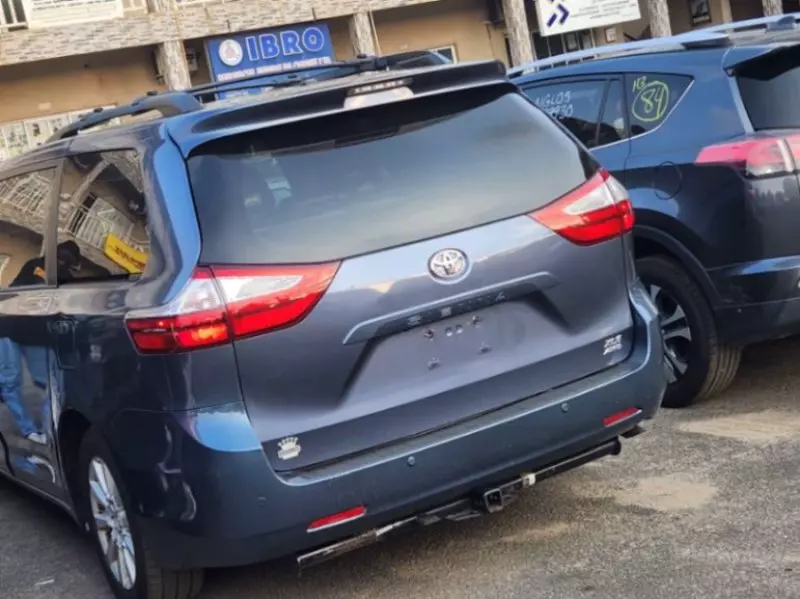 Toyota Sienna - 2016