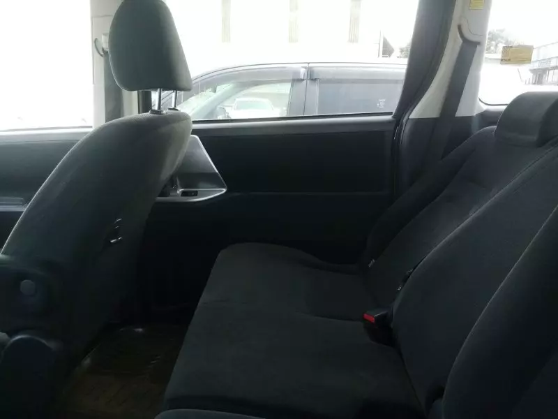 Toyota Noah   - 2012