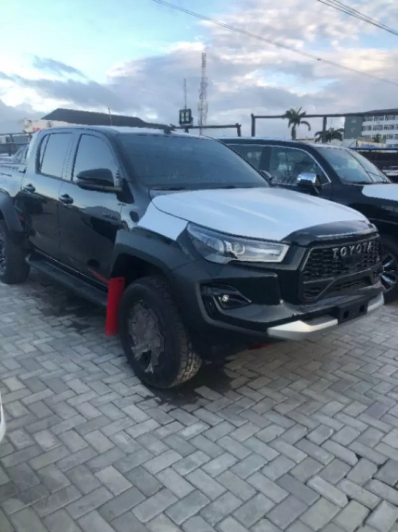 Toyota Hilux Surf - 2025