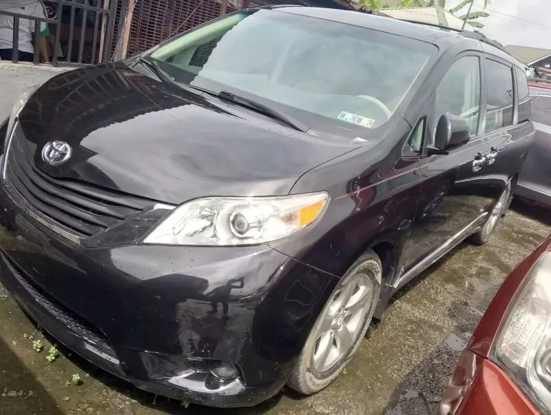 Toyota Sienna   - 2011