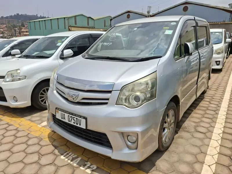Toyota Noah - 2012