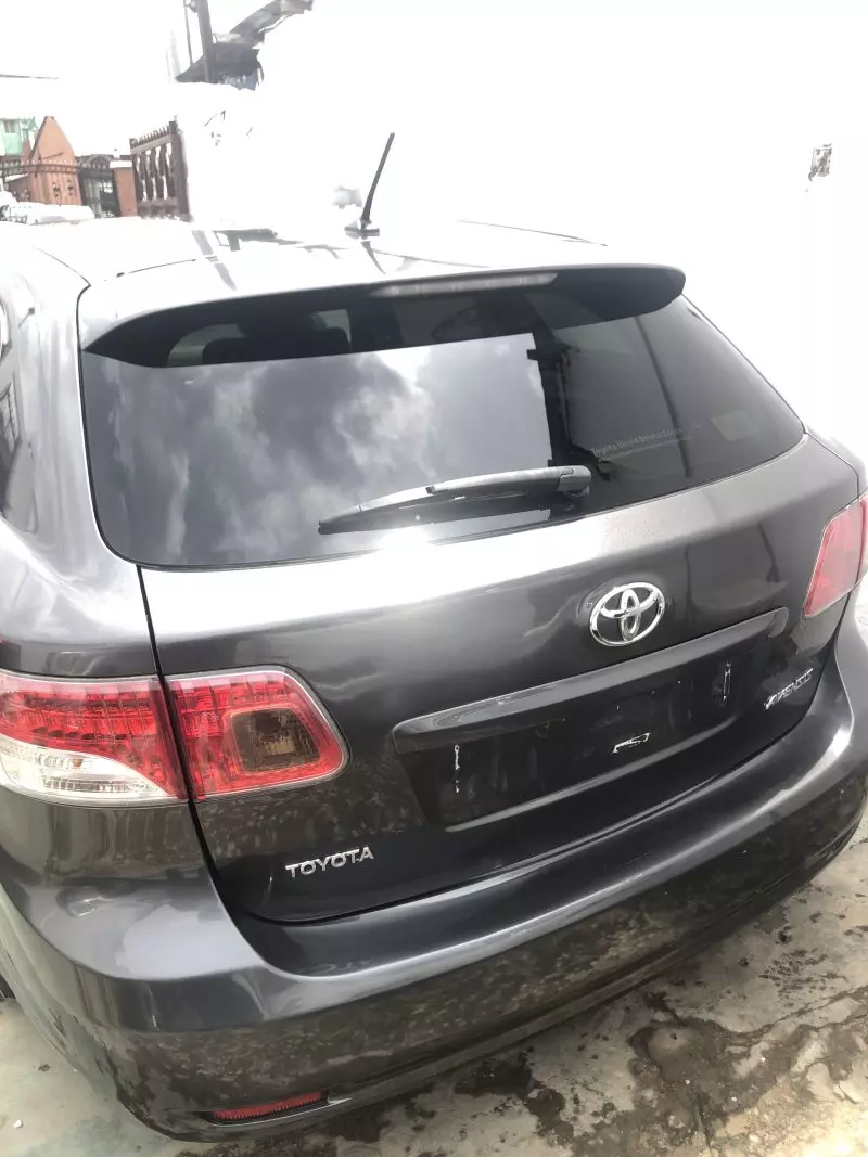 Toyota Avensis   - 2012