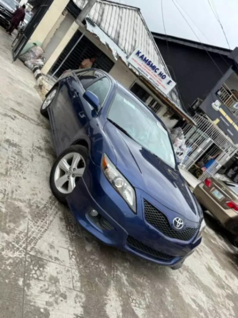 Toyota Camry   - 2010