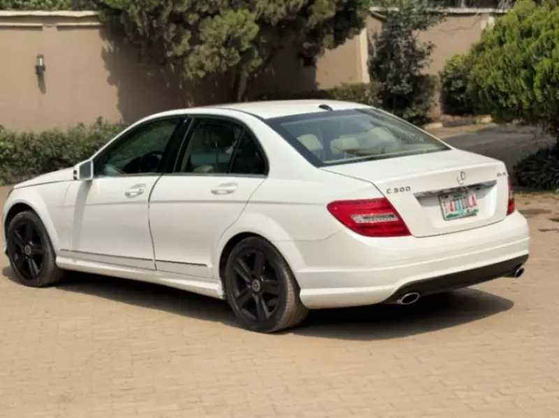 Mercedes-Benz C 300   -