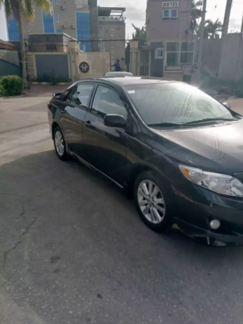 Toyota corolla   - 2010