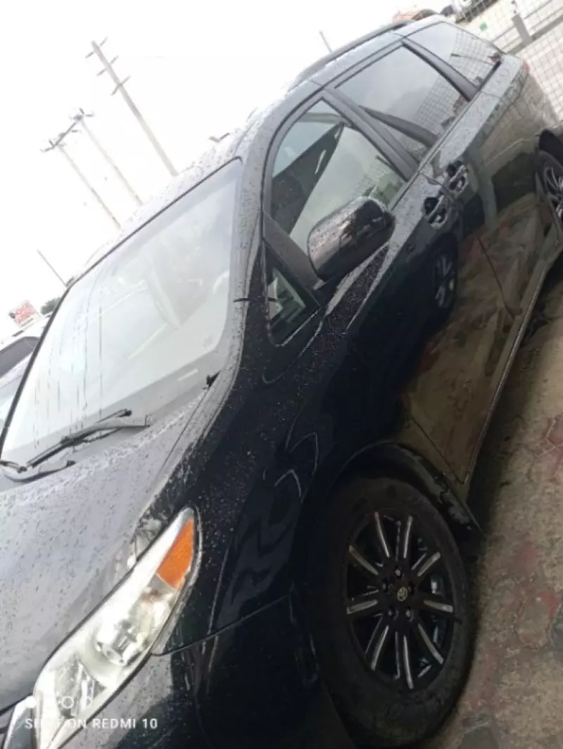 Toyota Sienna   - 2010
