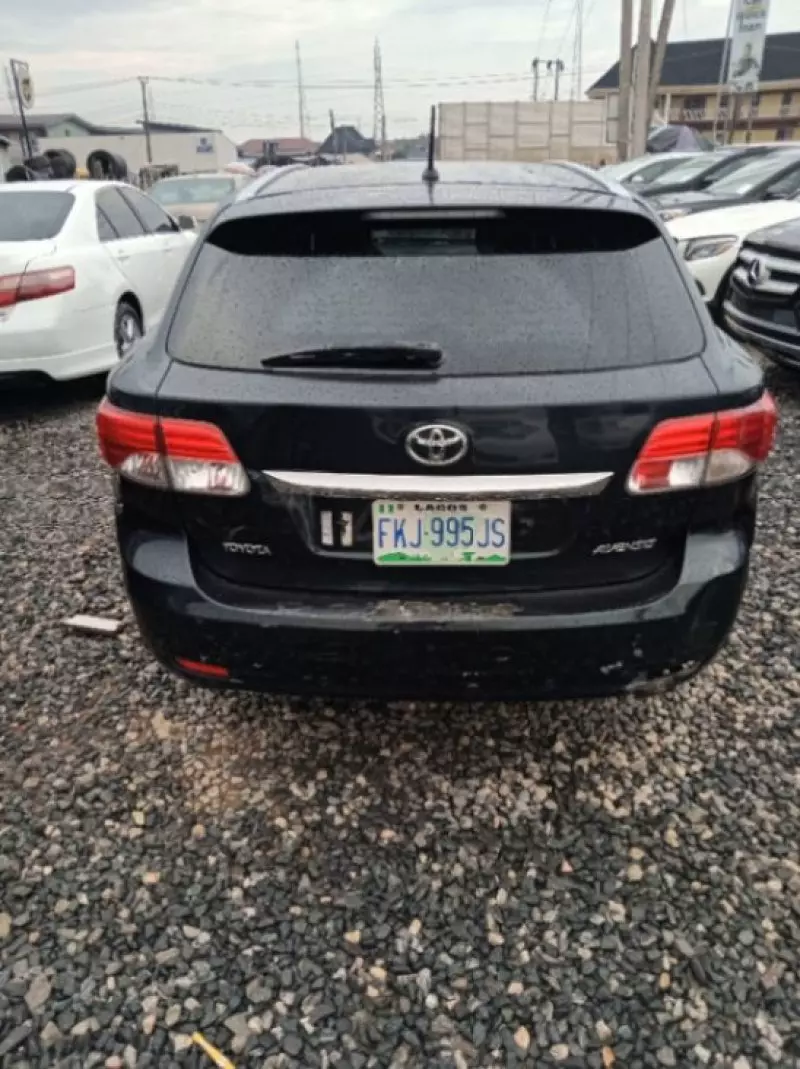 Toyota Avensis   - 2012