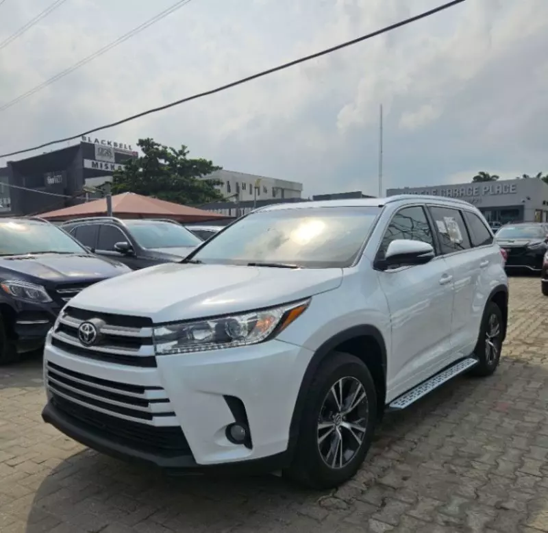 Toyota Highlander   - 2016