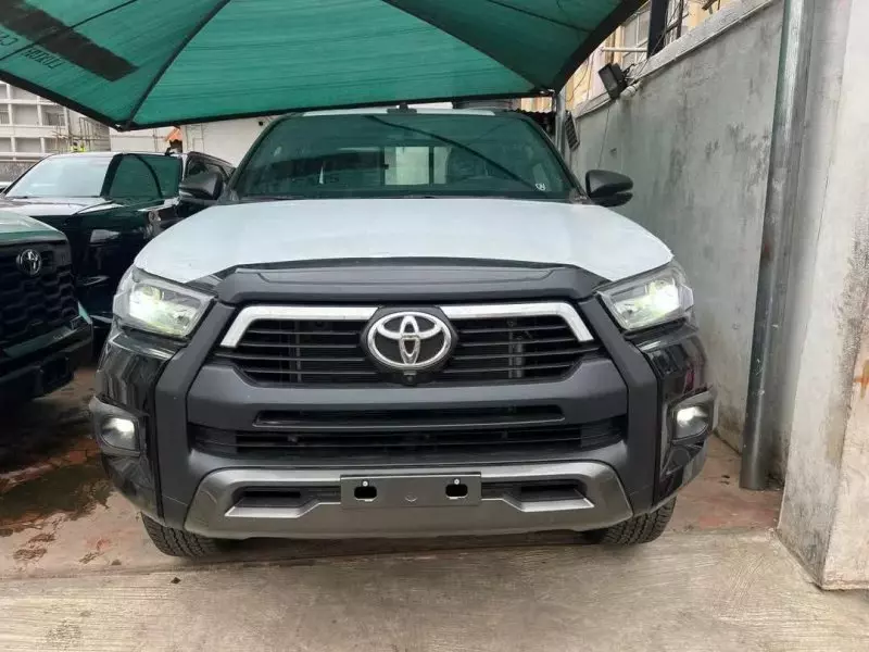 Toyota Hilux   - 2025