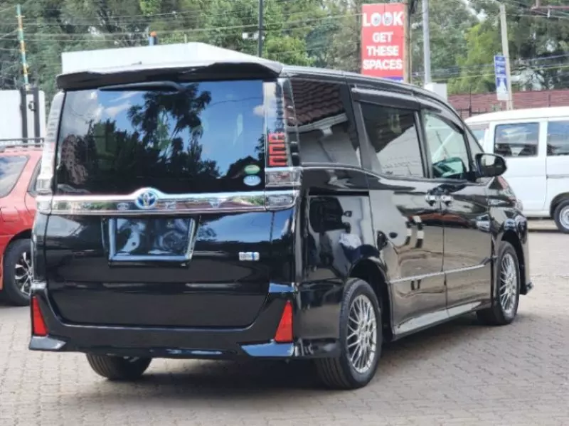 Toyota Voxy Hybrid   - 2018