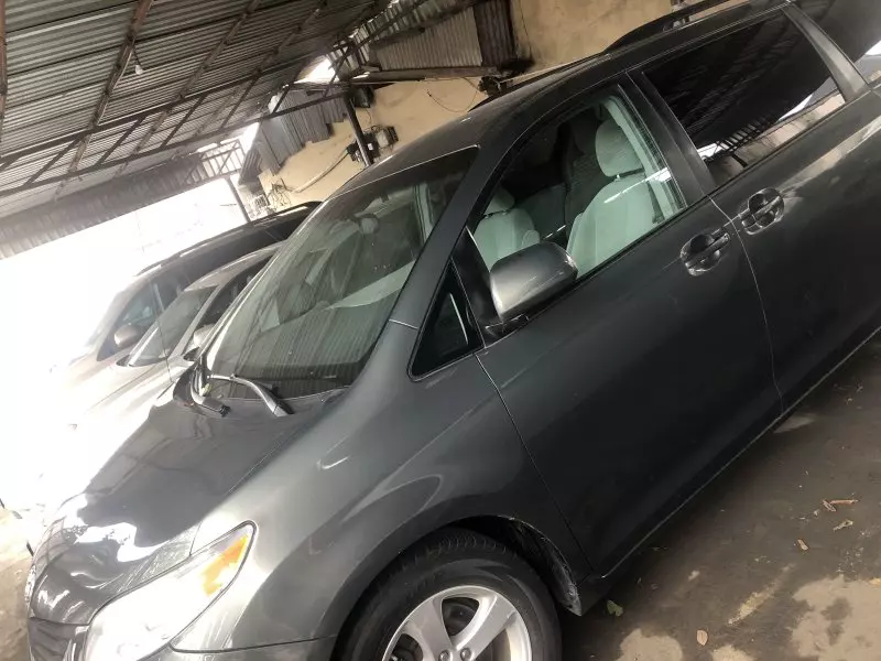 Toyota Sienna   - 2011