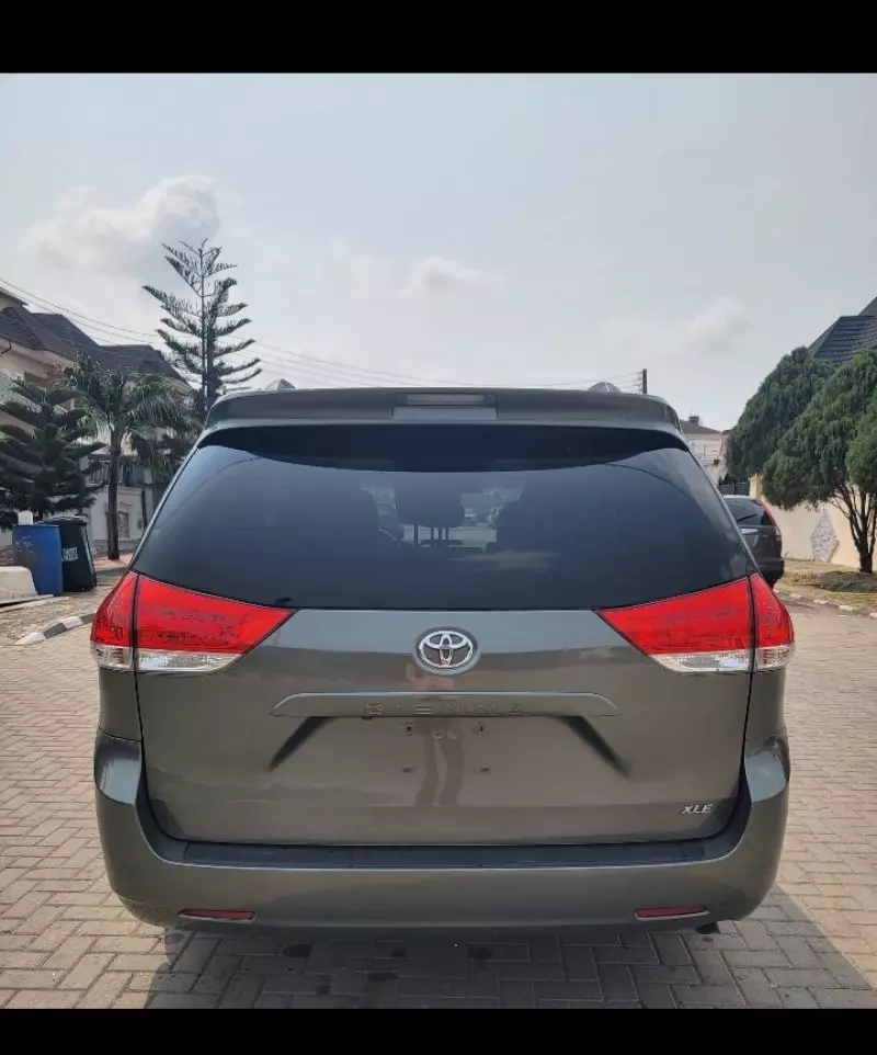 Toyota Sienna   - 2011