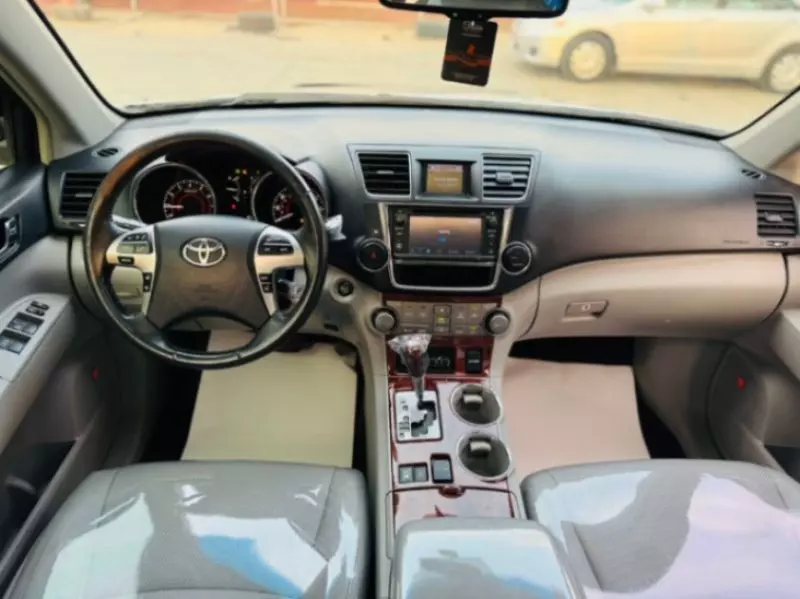 Toyota Highlander   - 2013