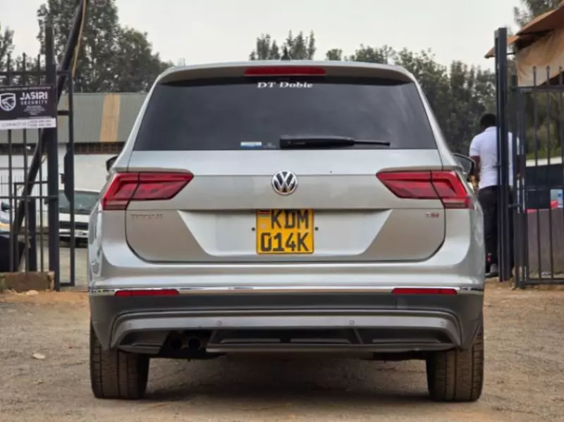 Volkswagen Tiguan   - 2015