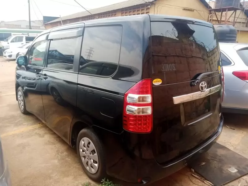 Toyota Noah   - 2013