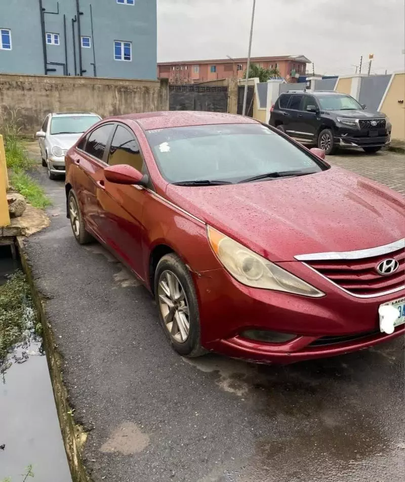 Hyundai Sonata   - 2011