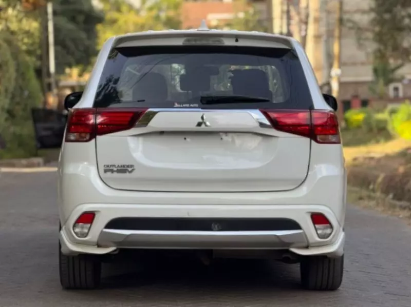 Mitsubishi Outlander hybrid    - 2017