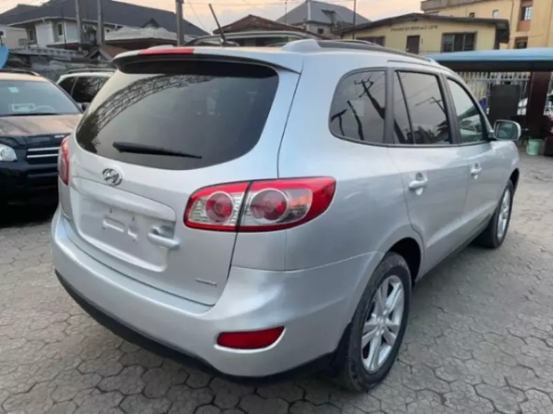 Hyundai Santa Fe   - 2012