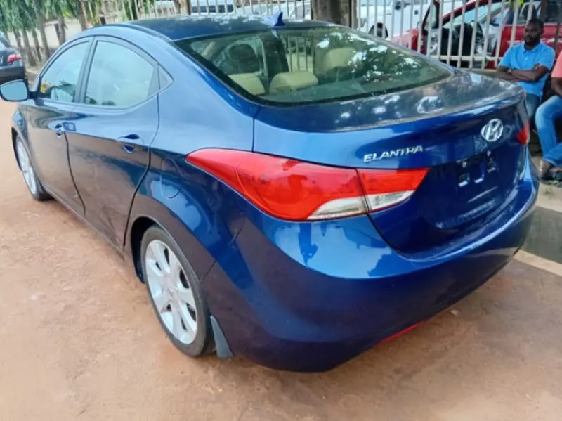Hyundai Elantra   - 2013