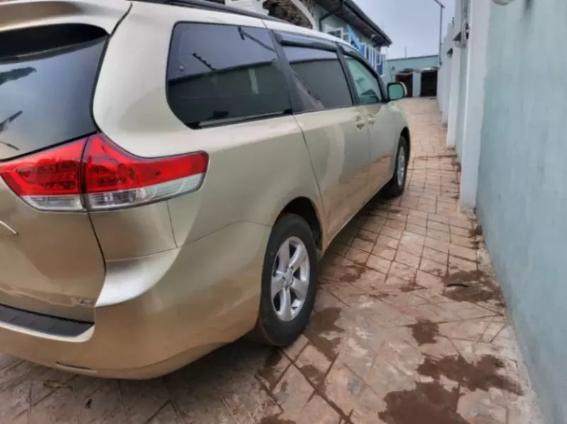 Toyota Sienna   - 2011