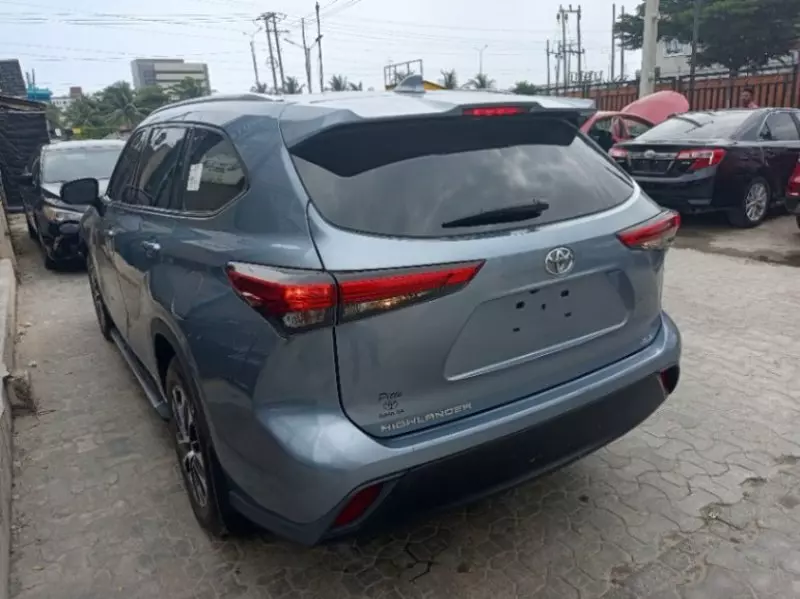 Toyota Highlander   - 2021