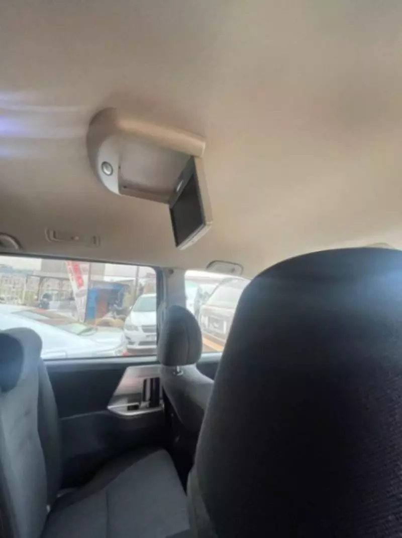 Toyota Noah   - 2010