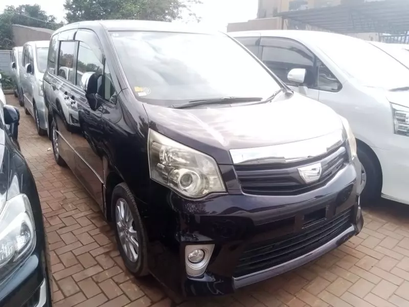 Toyota Noah   - 2012