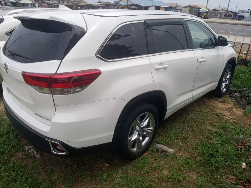 Toyota Highlander   - 2016