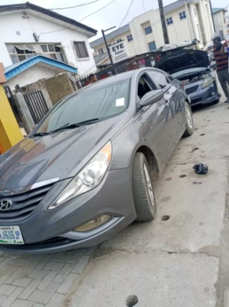 Hyundai Sonata   - 2011