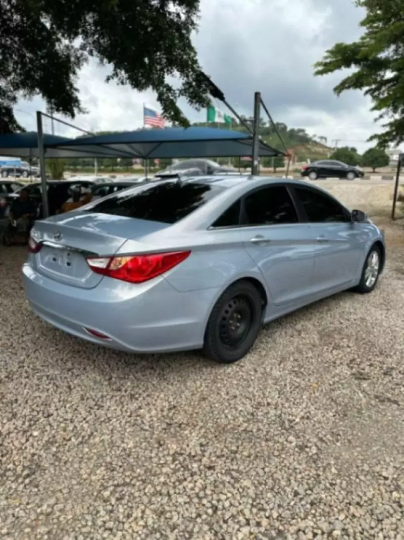 Hyundai Sonata   - 2010